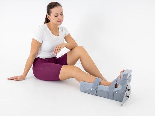 Attelle d'immobilisation du pied-cheville et éventuellement hanche