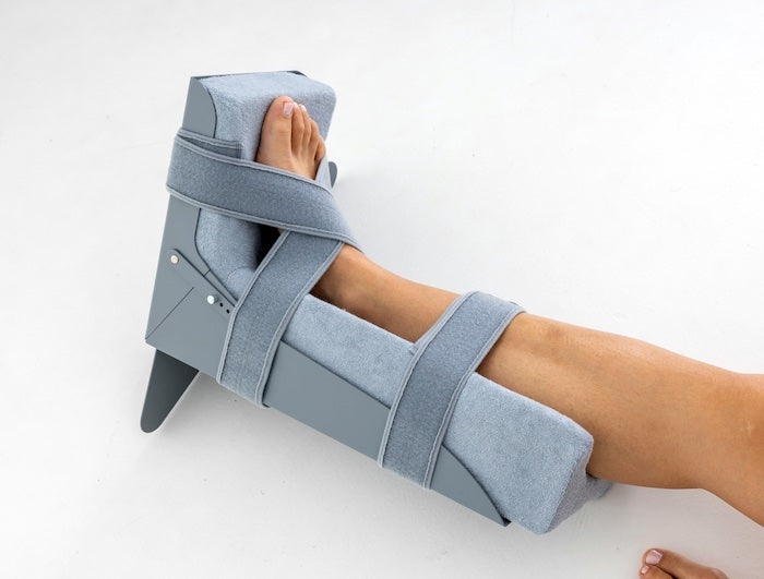Attelle d'immobilisation du pied-cheville et éventuellement hanche