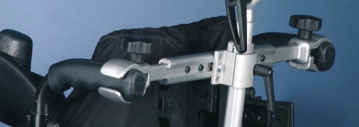 Barre de fixation support d'appui-tête sur poignets du fauteuil roulant