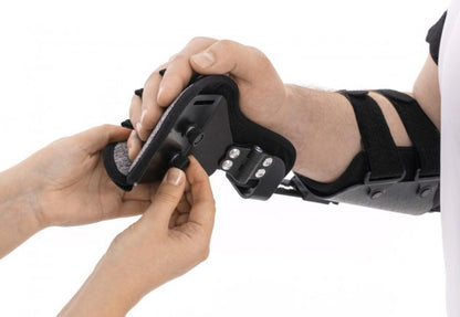 Attelle de coude articulée avec orthèse de main au repos