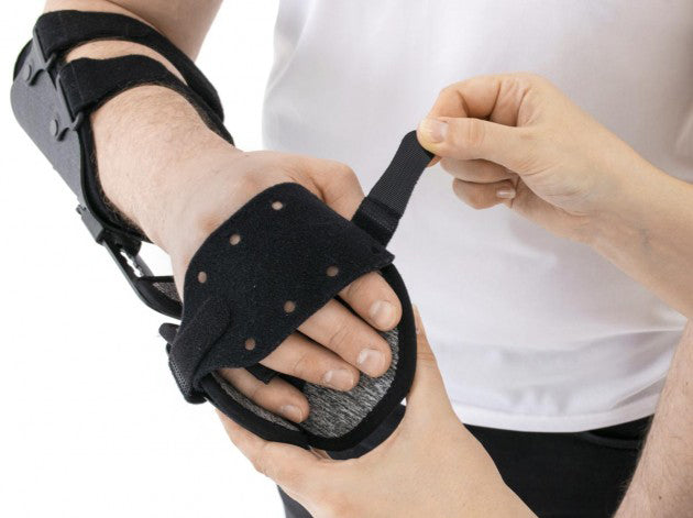 Attelle de coude articulée avec orthèse de main au repos