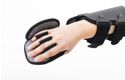 Attelle de coude articulée avec orthèse de main au repos