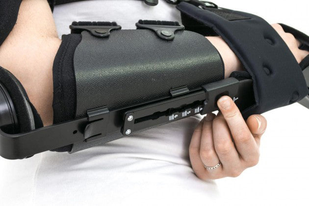 Attelle de coude articulée avec orthèse de main au repos