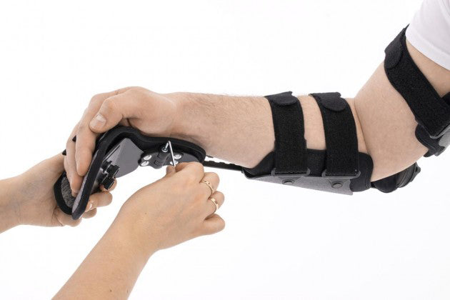 Attelle de coude articulée avec orthèse de main au repos