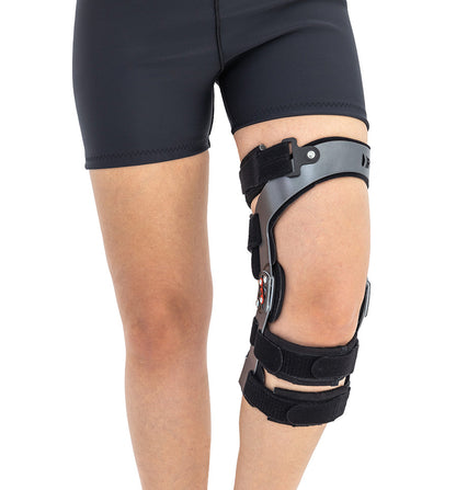 Attelle de genou articulée ROM pour traitement des atteintes du LCA