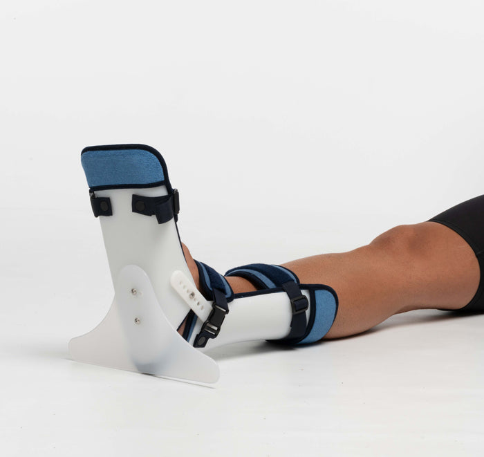 Attelle de positionnement du pied-cheville et éventuellement hanche