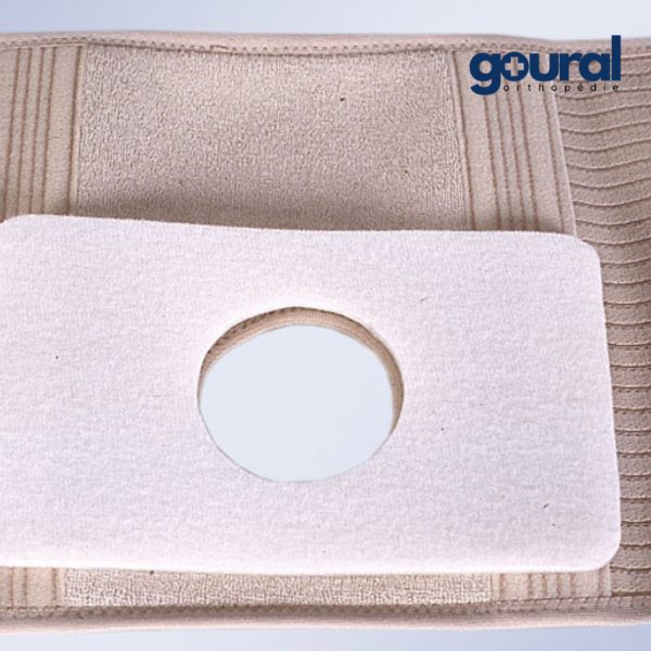 Ceinture de maintien abdominale avec zone de découpe pour stomie avec plastron StomaCare