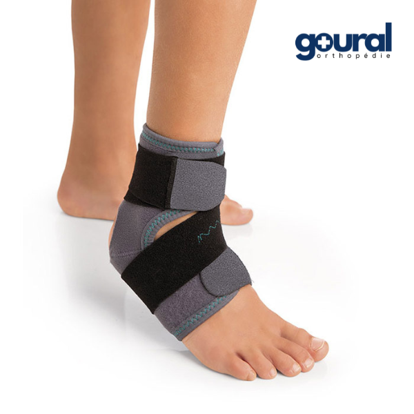 Adjustable pediatric ankle brace with full opening