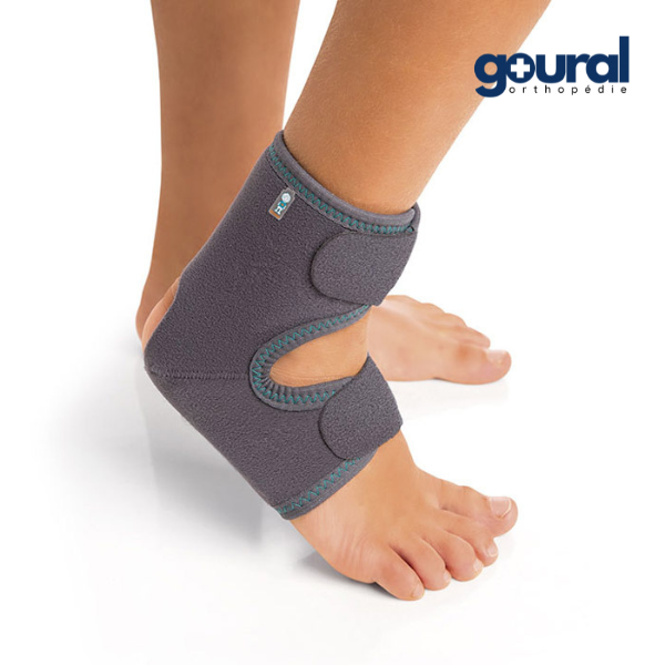 Adjustable pediatric ankle brace with full opening