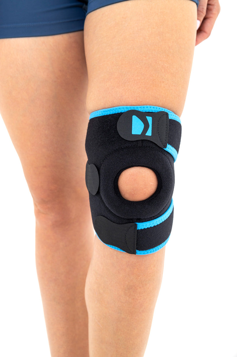 Short knee brace with full opening and adjustment with patellar window