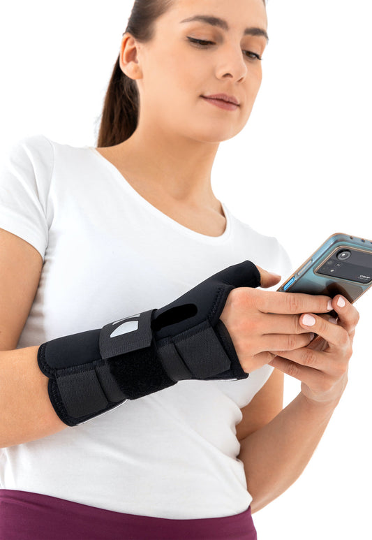 Orthèse d'immobilisation du poignet et de maintien du pouce
